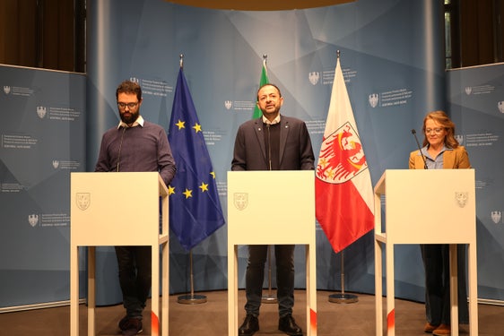 Das Projekt "Pit Stop" soll für Jugendliche, die von Disziplinarmaßnahmen betroffen sind, ein  konstruktiver "Boxenstopp" sein, bei dem sie in sozialpädagogische Angebote eingebunden werden (von links):  Andrea Penazzi, Direktor der Organisation Terraferma, Landesrat Marco Galateo und die Lehrerin Rosanna Notaro haben das Projekt "Pit Stop" in Bozen vorgestellt. (Foto: LPA/Lukas Bonenti)