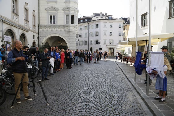 Alla cerimonia hanno partecipato i presidenti dell'Alto Adige e del Trentino, la vicepresidente della Dieta del Tirolo Sonja Ledl-Rossmann, l'ex presidente della Provincia autonoma di Bolzano e i massimi rappresentanti del Comune di Bolzano, dell'Associazione culturale Casa della Pesa e della Fondazione Cassa di risparmio. (Foto: Euregio/Armin Gluderer)
