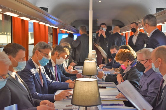 Im CEE lässt es sich gut arbeiten: Bezirksgemeinschaftspräsident Baumgartner, LH Kompatscher und LR Alfreider (l.) mit ScanMed Korridor-Koordinator Cox (2.v.r.) und Vizeministerin Bellanova (3.v.r.) bei der Besprechung von Bahnprojekten. (Foto: LPA/Angelika Schrott)