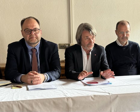 „Wir haben in Südtirol ein Krankenhaus mit sieben Standorten und für die flächendeckende und qualitativ hochwertige Versorgung ist es entscheidend ist, dass diese eng zusammenarbeiten“, unterstrich Gesundheitslandesrat Hubert Messner (Mitte), der gemeinsam mit Sanitätsdirektor Christian Kofler (links) und dem Direktor des Gesundheitsbezirks Bruneck Gerhard Griessmair mit den Mitarbeitenden diskutiert hat. (Foto: LPA/Angelika Schrott)