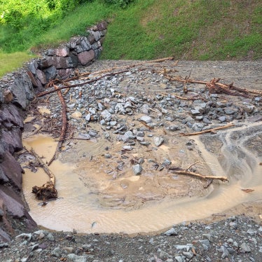 Das Rückhaltebecken im Streitmoserbach in Blumau war nach einem Starkregenereignis voller Geröll, Schlamm und Wildholz. (Foto: LPA/Erhard Falser)