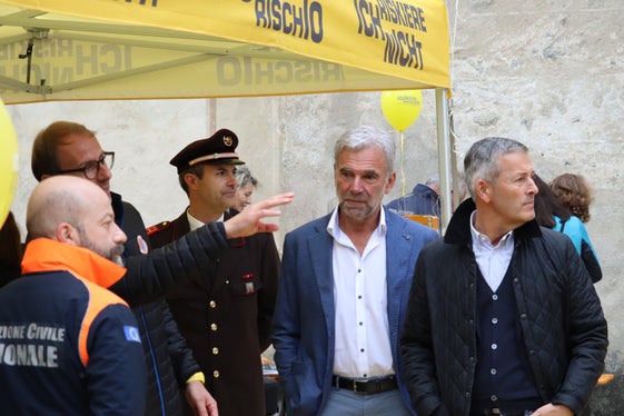 Brixen und seine beiden Flüsse: Bürgermeister Peter Brunner (ganz re.) mit (von re.) Landesrat Schuler, Feuerwehrkommandant Burchia, Bevölkerungsschutzgenturdirektor Unterweger, Amtsdirektor Giarola vom nationalen Zivilschutz (Foto: LPA/Maja CLara)