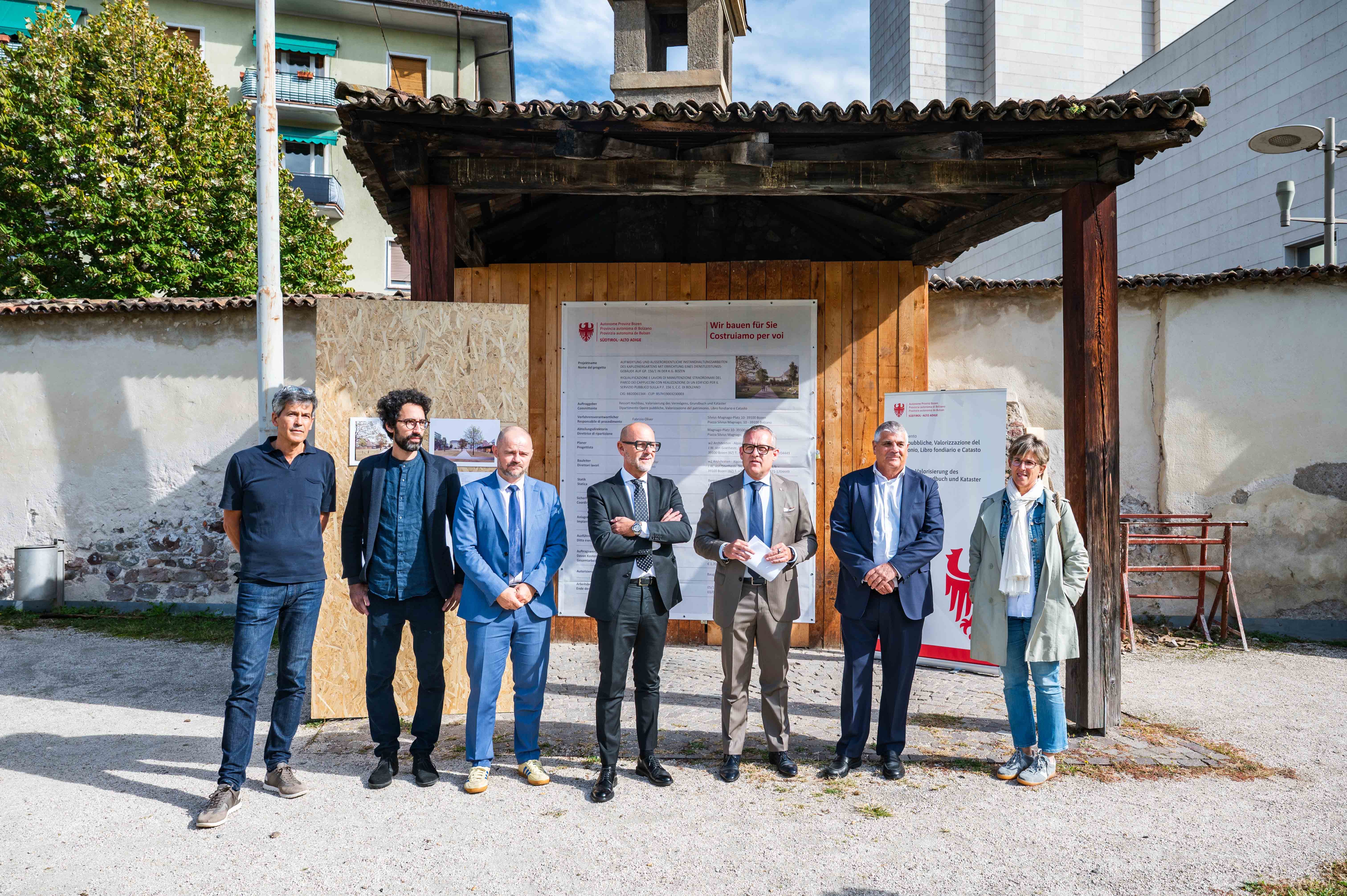 Da destra: la direttrice della Giardineria comunale di Bolzano, Ulrike Buratti, l'assessore comunale al Patrimonio, Giovani, Partecipazione e Tempi della Città Claudio Della Ratta, l'assessore provinciale alla Valorizzazione del patrimonio Christian Bianchi, il sindaco di Bolzano Claudio Corrarati, il direttore di Dipartimento Daniel Bedin e i progettisti Kurt Wiedenhofer e Marco Formenti. (Foto: USP/Greta Stuefer)