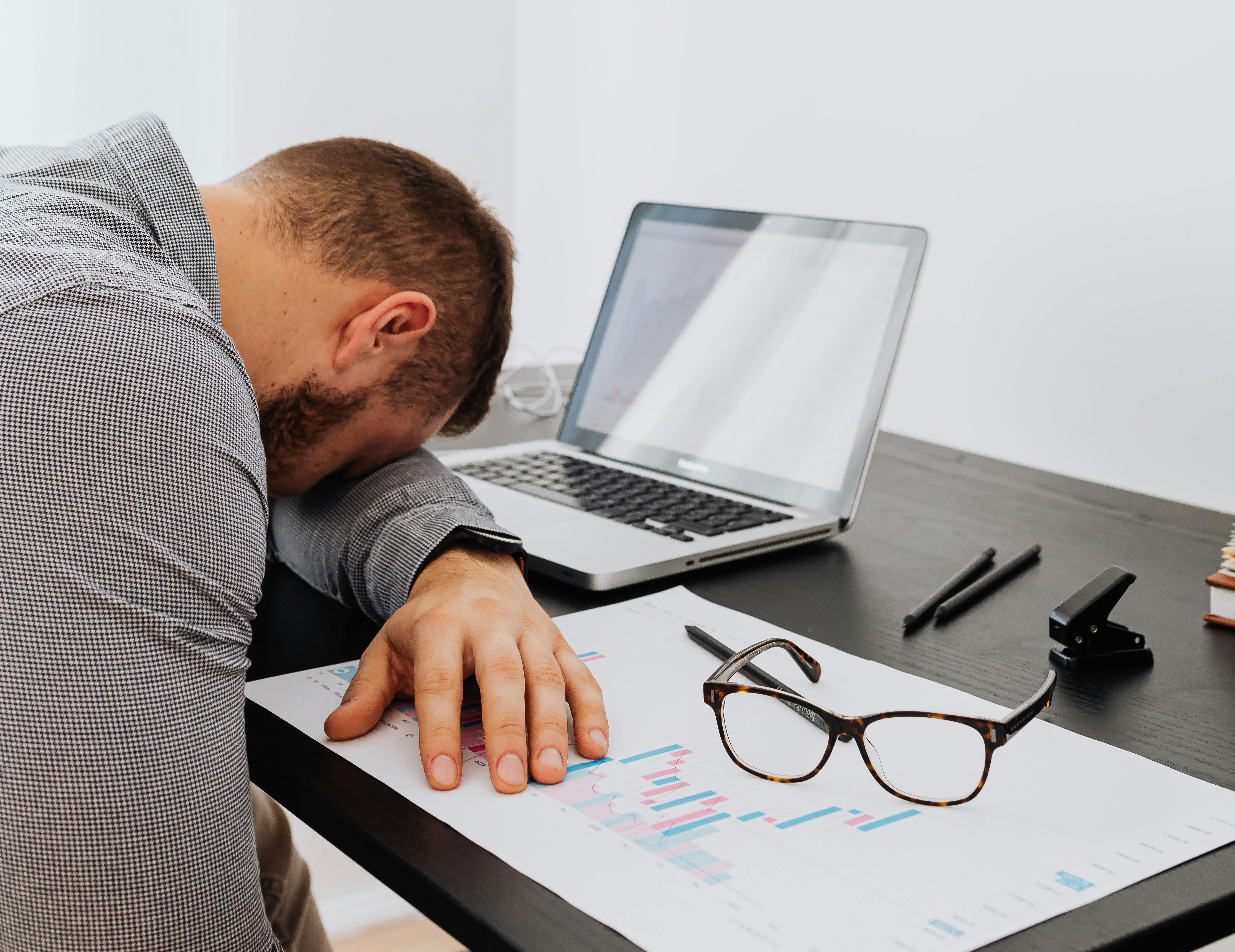 Lo stress sul posto di lavoro fa ammalare: anche i rischi psicologici devono essere inclusi nella sicurezza sul lavoro. (Foto: www.pexels.com/La foto può essere utilizzata solo in relazione a questo comunicato stampa).