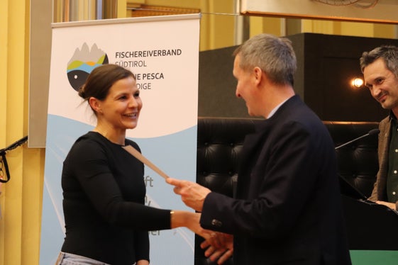 “Benvenuti nella famiglia dei pescatori e buona pesca”: l'assessore provinciale Luis Walcher ha consegnato un attestato a tutti coloro che lo scorso anno hanno superato l'esame di pesca e hanno partecipato alla cerimonia di premiazione a Palazzo Widmann. (Foto: USP/Maja Clara)