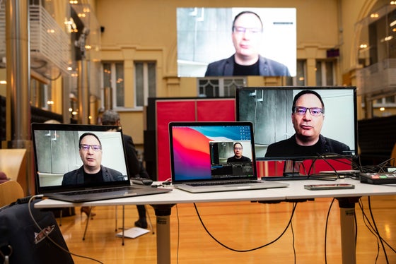 Il direttore del Centro di competenza per la storia regionale di Unibz Oswald Überegger ha presentato le iniziative del centro.  (Foto: ASP/Barbar Franzelin)