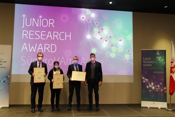 I premiati (da sx) Andreas Pircher, Daniela Eisenstecken, Simon Rauch e il vice presidente della Provincia Daniel Alfreider. (Foto: ASP/Silvia Fabbi)