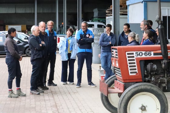 Seit 40 Jahren werden im Pflanzgarten der Agentur für Bevölkerungsschutz in Prad am Stilfser Joch heimische Laubhölzer herangezogen und vermehrt: Im Bild (von links) die stellvertretende Vorarbeiterin Ilse Niederegger, der Direktor des Funktionsbereichs Wildbachverbauung Fabio De Polo, der Direktor des Landesamtes für Wildbach- und Lawinenverbauung West Peter Egger, der Direktor der Agentur für Bevölkerungsschutz Klaus Unterweger, Prader Gemeindereferentin Karin Wallnöfer, Landeshauptmann Arno Kompatscher, der Bürgermeister von Prad am Stilfserjoch Rafael Alber, der amtsführende Bürgermeister von Stilfs Samuel Marseiler, Pflanzgarten-Koordinator Julius Staffler. (Foto: LPA/Maja Clara)