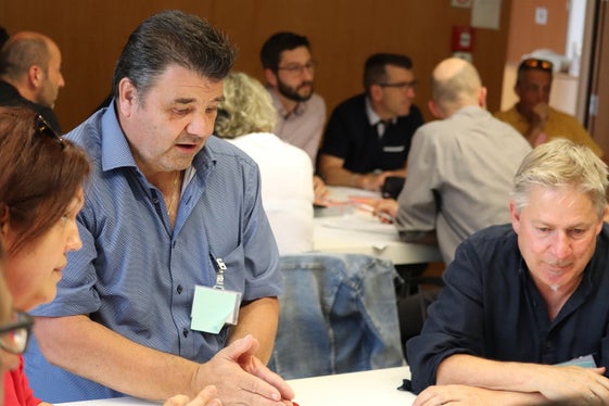 Individuare le priorità secondo gli standard internazionali: il direttore dell’Ufficio Geologia e prove materiali Volkmar Mair durante i lavori del gruppo di lavoro (Foto: ASP/Maja Clara)