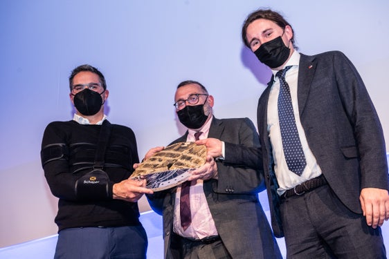 Der französische Staatsekretär, Joël Giraud (Bildmitte) übergab im Rahmen der Veranstaltung das Präsidentschaftsrad, ein slowenisches Rad als Symbol der Tradition und der Bewegung in den Alpentradition, an die neue Präsidentschaft, an Landeshauptmann Kompatscher (l.) und Landesrat Bisesti. (Foto: LPA/Ivo Corrà)