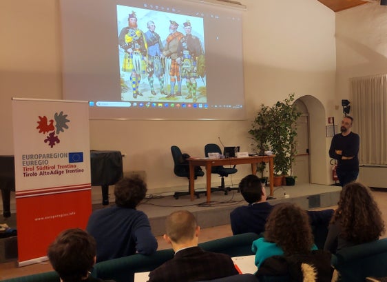 La lezione dello storico e scrittore Francesco Filippi ai giovani dell'Accademia dell'Euregio, riuniti per la terza e ultima sessione ad Arco (Foto: Fondazione Trentina Alcide De Gasperi)
