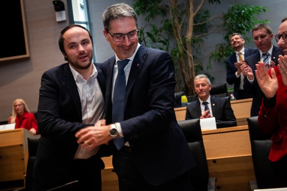 Kompatscher zeigte sich nach der Wiederwahl erfreut über das ihm erneut ausgesprochene Vertrauen und bedankte sich für die Unterstützung der Mehrheit. (Foto: LPA/Ivo Corrà)