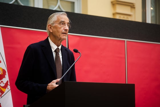 Die Tagung zeige, wie wichtig der Wissenstransfer und die Wechselwirkung mit Gesellschaft und Politik sei, unterstrich Tilmann Märk, Rektor der Universität Innsbruck. (Foto: LPA/Claudia Corrent)