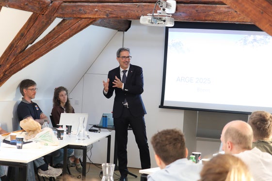 “Il networking nel servizio di prevenzione valanghe è fondamentale, ha sottolineato il presidente della Provincia Arno Kompatscher alla conferenza dei servizi di prevenzione valanghe dell'area germanofona a Bolzano. Seduti accanto al presidente, nella foto, Lukas Rastner e Silke Griesser dell'Ufficio Meteorologia e prevenzione valanghe. (Foto: USP/Maja Clara)