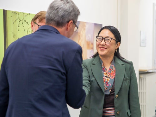 Il benvenuto del presidente della Provincia Arno Kompatscher alla ministra degli Esteri del governo tibetano in esilio,  Kalon Norzin Dolma. (Foto: ASP/Fabio Brucculeri)