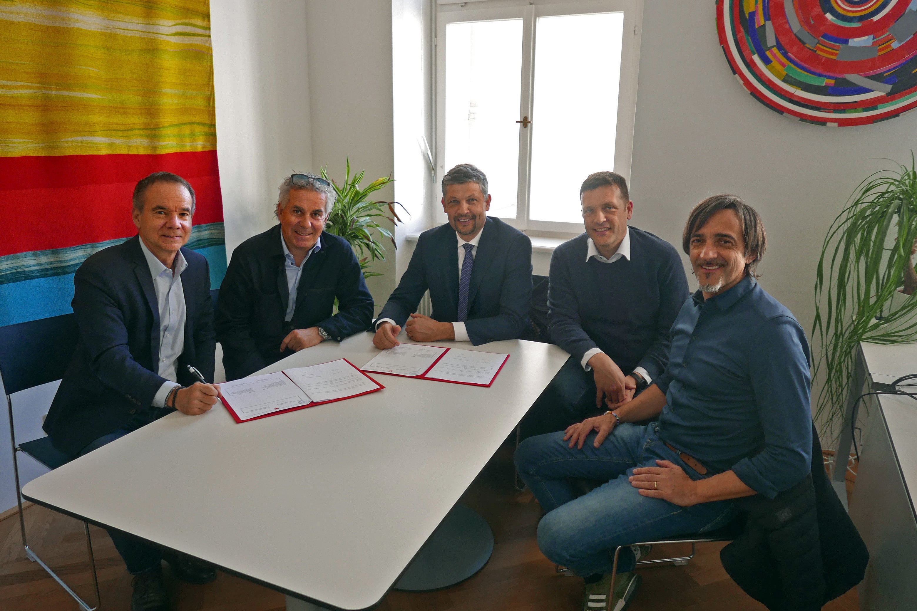 Die Vereinbarung mit der Timmelsjoch Hochalpenstraßen AG wurde für weitere zehn Jahre bestätigt. Die gute Zusammenarbeit und Verständigung über die Grenzen hinweg wurde beim jüngsten Treffen einmal mehr unterstrichen: Im Bild (von links) Manfred Tschopfer (Geschäftsführer), Attila Scheiber (Präsident des Verwaltungsrates), Mobilitätslandesrat Daniel Alfreider, Philipp Sicher und Christian Gufler (beide Landesstraßendienst). (Foto: LPA/Ressort Infrastrukturen und Mobilität)