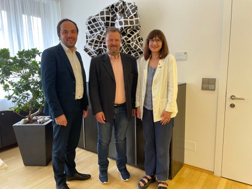 L'assessore Achammer (a sinistra), il presidente di IPL Andreas Dorigoni e la vicepresidente Cristina Masera hanno discusso delle condizioni dei lavoratori e della necessità di rafforzare la formazione di manodopera qualificata.  (Foto: ASP/Edith Benischek)   