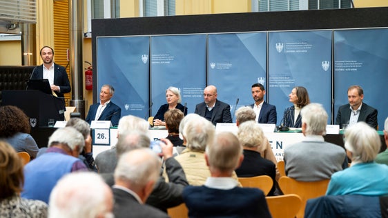 Wir brauchen das Chronistenwesen mehr denn je!, hielt Landesrat Philipp Achammer beim Tag der Chronistinnen und Chronisten fest. Im Bild v.l. Landesrat Achammer, Landeschronist Wolfgang Thöni, Landeskonservatorin Karin Dalla Torre, Landesarchiv-Direktor Gustav Pfeifer, die Vizepräsidentin des Südtiroler Bildungszentrums Claudia von Lutterotti und der Landeschronist von Nord- und Osttirol  David Abendstein. (Foto: LPA/Fabio Brucculeri)