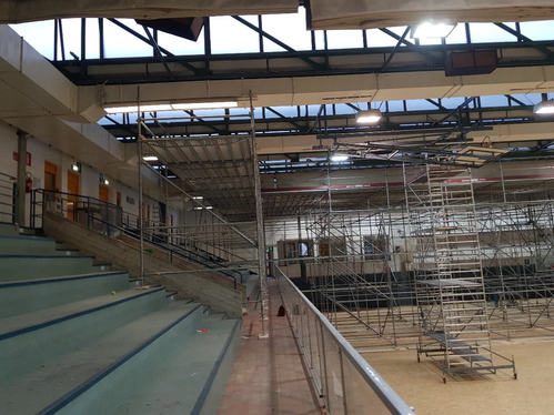  L'Ufficio per la gestione tecnica delle costruzioni ha eseguiti interventi urgenti al tetto e all'impianto di illuminazione presso la palestra multifunzionale dello School Village a Merano (Foto: ASP/Ufficio per la gestione tecnica delle costruzioni)
