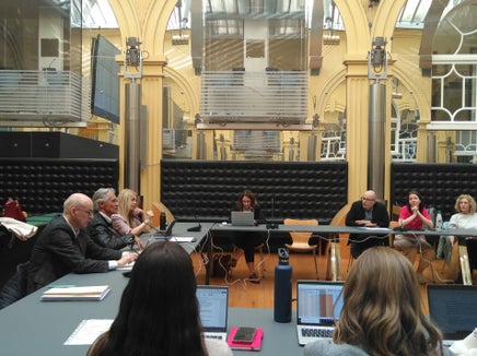 Land und Gewerkschaften verhandeln weiter über die Gehaltserhöhung im Bildungsbereich. Ziel bleibt ein spürbares Plus und eine Einigung bis Ende März, so Personalressortdirektor Günther Burger (vorne links) und die Vertreter der Landesagentur für die Gewerkschaftsbeziehungen Hermann Troger und Brunhild Pircher  (Foto: LPA/Angelika Schrott)