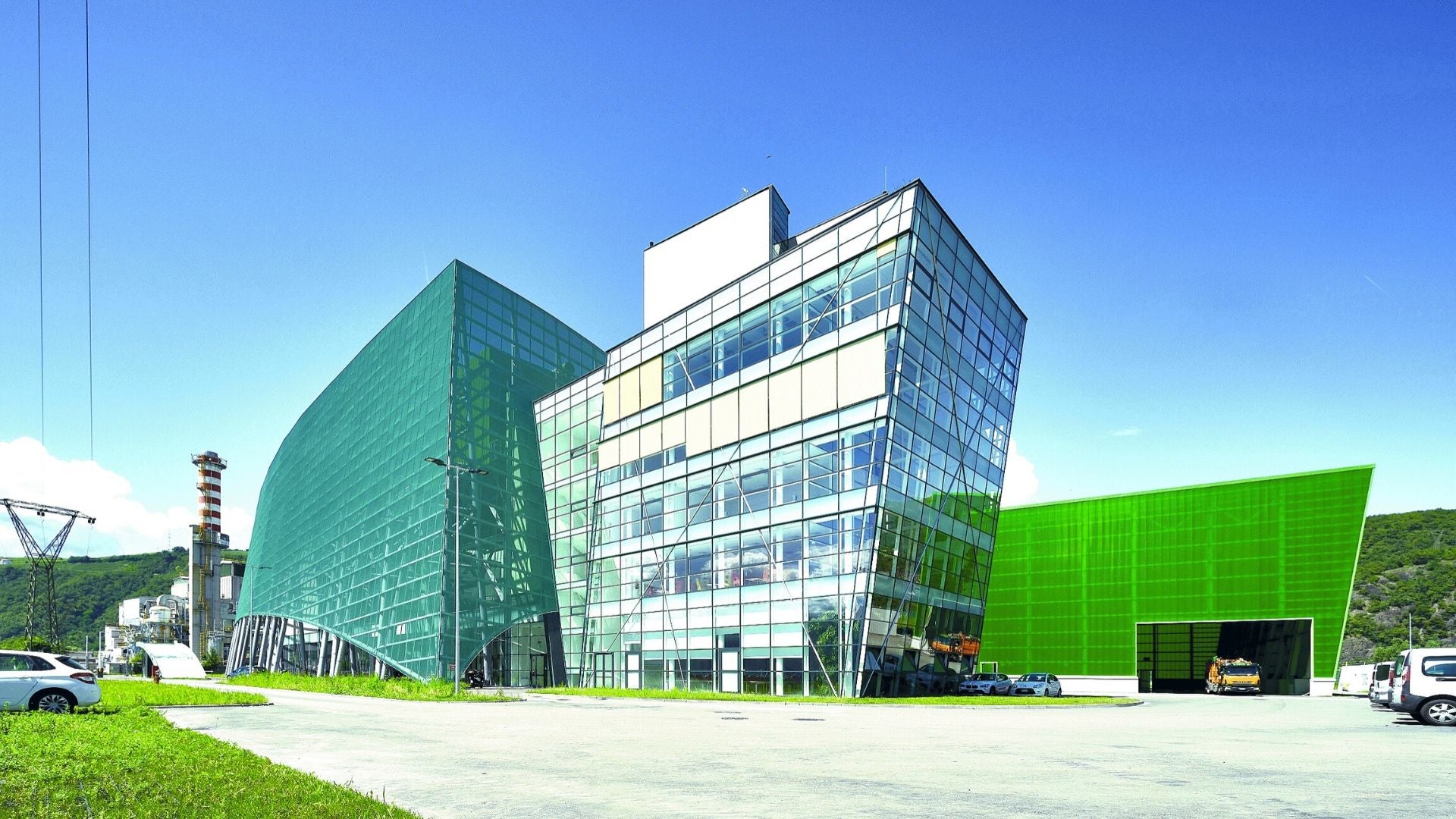 Müll verwerten, thermische Energie erzeugen und dabei Emissionen reduzieren – das macht nach den Fachleuten der Landesumweltagentur den Mehrwert der Bozner Müllverwertungsanlage aus. (Foto: Alvearia)