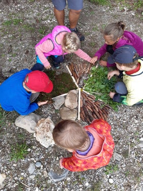 Kinder entdecken die Geheimnisse der Natur: Ab dem 5. Mai ist das wieder in und um die Naturparkhäuser Südtirols möglich. (Foto: LPA/Andrea Leitner)
