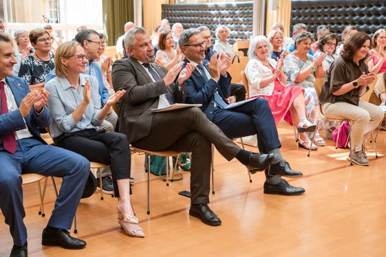 Un tributo ai dipendenti dell'Amministrazione provinciale in pensione. Nella foto (da destra) il presidente Arno Kompatscher, il direttore generale Alexander Steiner e l'assessora al Personale Magdalena Amhof. (Foto: ASP/Bernard Aichner)