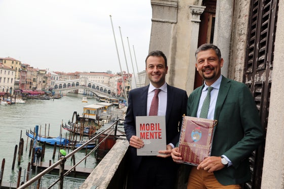 Es gelte, Wege zu finden, um Tourismus und Mobilität, aber auch die Lebensqualität der Menschen vor Ort in Einklang zu bringen, waren sich der Bürgermeister von Venedig Simone Venturini (von links) und Mobilitäts- und Infrastrukturenlandesrat Daniel Alfreider einig. (Foto: LPA/Ingo Dejaco)