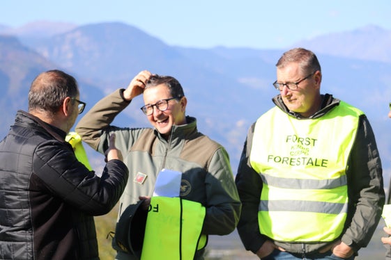 Auch in der Vorbeugung von Waldbränden ist der Landesforstdienst tätig: Im Bild Massimo Bortoli vom Funkdienst und der Direktor des Forstinspektorats Bozen 1 Rainer Ploner (Foto: LPA/Maja Clara)