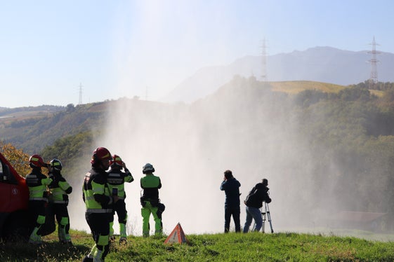 Der Hubschrauber hat heute auch exakte Streifen mit dem aus dem Löschwasserbehälter abgeworfenen Wasser gezeichnet. (Foto: LPA/Maja Clara)