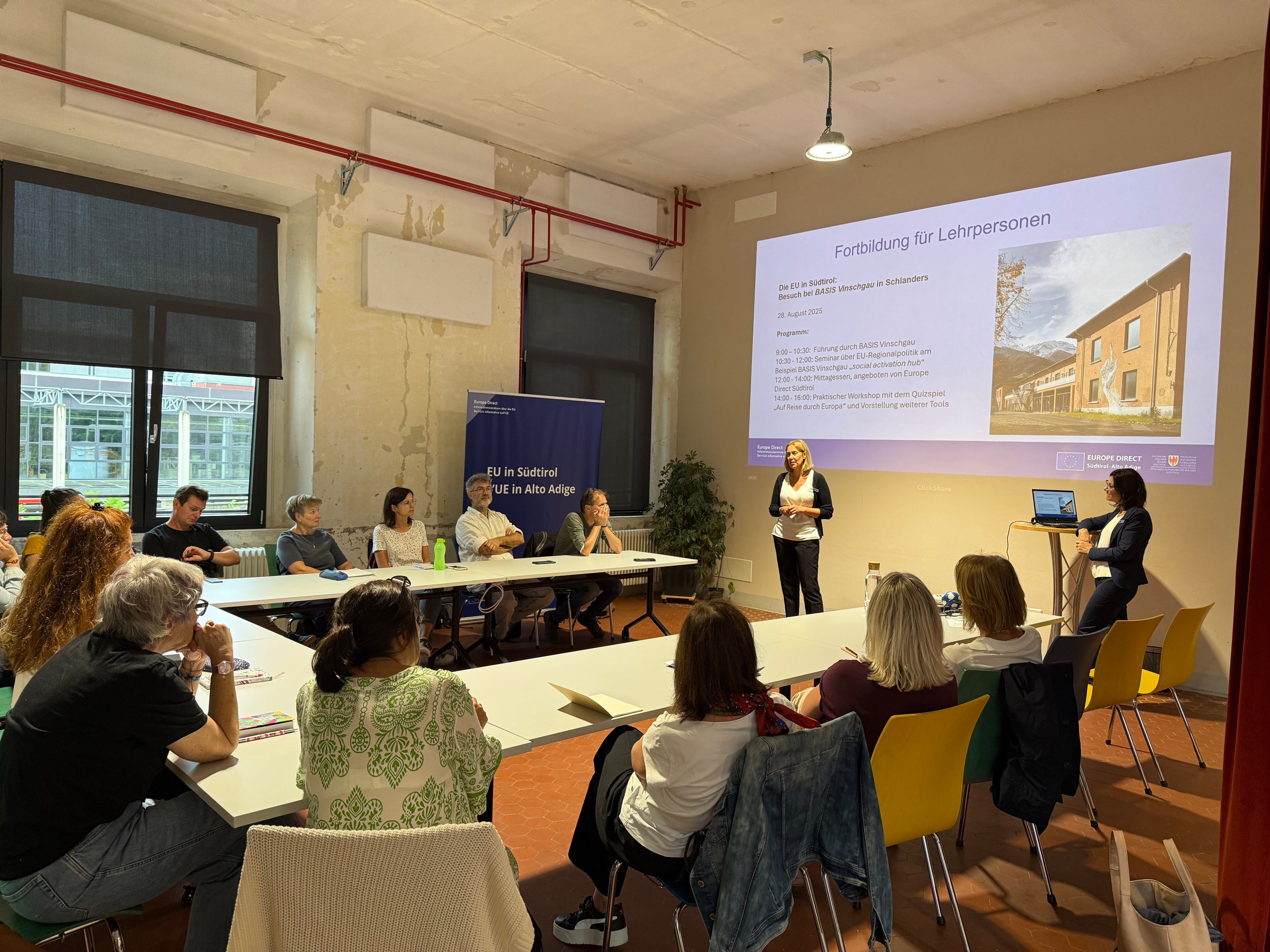 Informationen über die EU-Regionalpolitik erhielten die Lehrerinnen und Lehrer bei der Fortbildung von Martha Gärber, der Direktorin der Abteilung Europa in der Landesverwaltung. (Foto: LPA/Europe Direct)