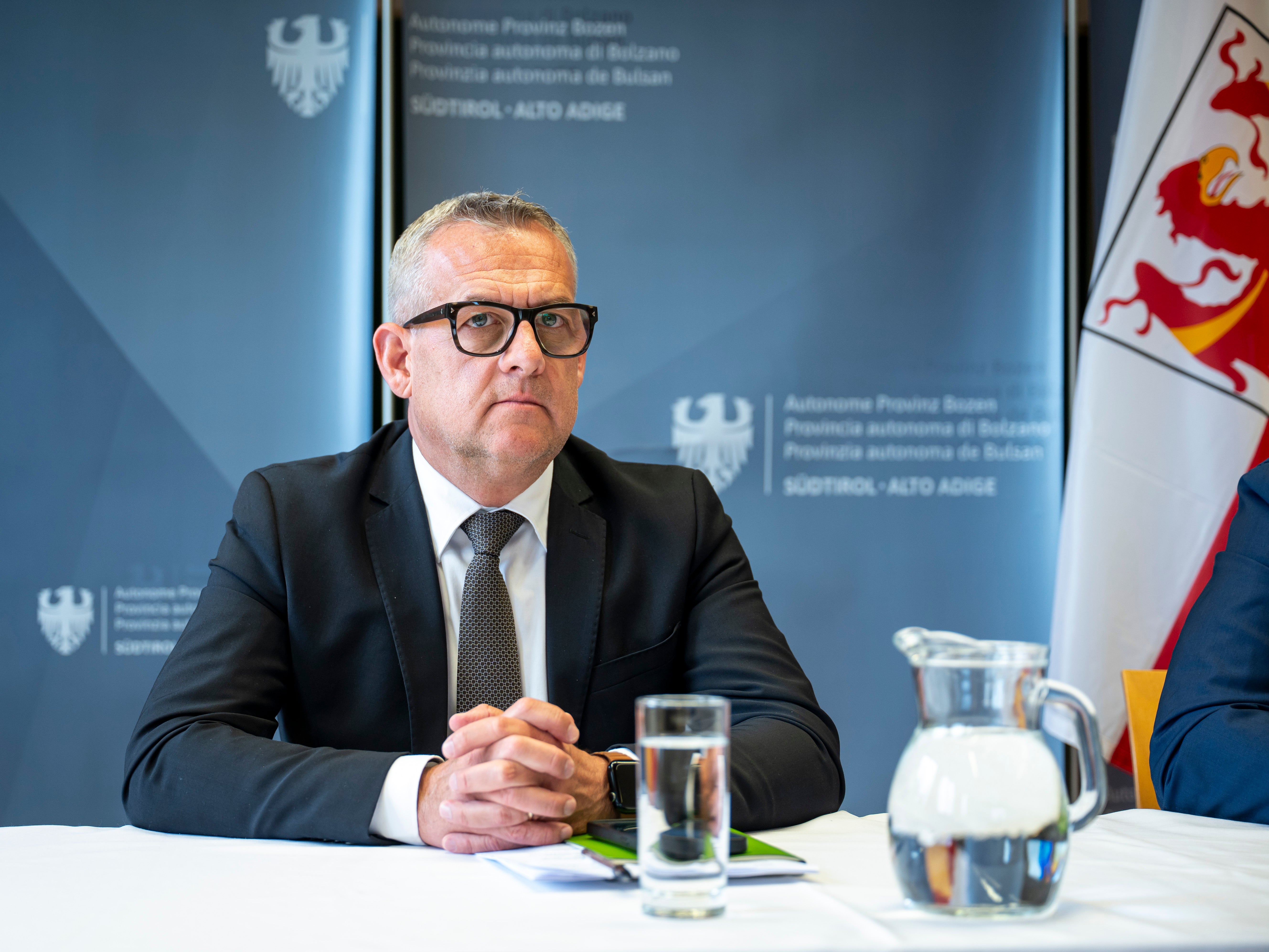 „All diese Maßnahmen bestätigen das Engagement zur Förderung der Entwicklung eines strategisch wichtigen Gebiets wie des Überetschs und Unterlands. Neben den genannten Projekten setzt das Ressort seine Arbeit fort, die in enger Absprache mit den Gemeinden erfolgt, betonte Landesrat Bianchi am 5. Mai in Auer. (Foto: LPA/Fabio Brucculeri)