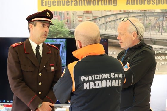 Il comandante dei Vigili del fuoco volontari di Bressanone, Robert Burchia, (a sinistra) e il direttore dell'Area funzionale Bacini montani dell'Agenzia per la Protezione civile, Fabio De Polo (a destra) a colloquio con il direttore Roberto Giarola della Protezione Civile Nazionale (Foto: ASP/Maja Clara)