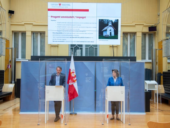 LRin Hochgruber Kuenzer (r.) und Ressortdirektor Weber: "Bis 20. Mai können Projekte zur Restaurierung und Aufwertung des architektonischen und landschaftlichen Erbes eingereicht werden." (Foto: LPA/Fabio Brucculeri)