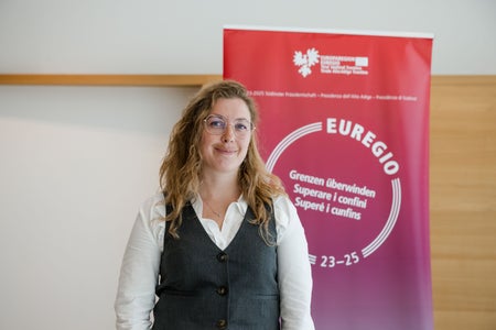 Premio Giovani Ricercatori Euregio 2025, il primo premio va ad Eva Casotti dell'Università di Innsbruck. (Foto: EFA/Philipp Huber)