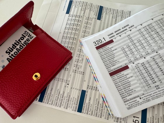 Il Dipartimento Mobilità e STA - Strutture Trasporto Alto Adige SpA invitano cittadine e cittadini a usufruire della possibilità di visionare la bozza degli orari 2026 degli autobus urbani e regionali, delle linee notturne e delle funivie e di contribuire attivamente alla loro definizione. (Foto: USP/Angelika Schrott)