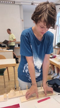 Handwerkliches Geschick bewies Schüler Jakob beim Workshop Puzzles und Spiele zum Tüfteln und Knobeln. (Foto: LPA/Pädagogische Abteilung der Deutschen Bildungsdirektion/Michele Cattani)