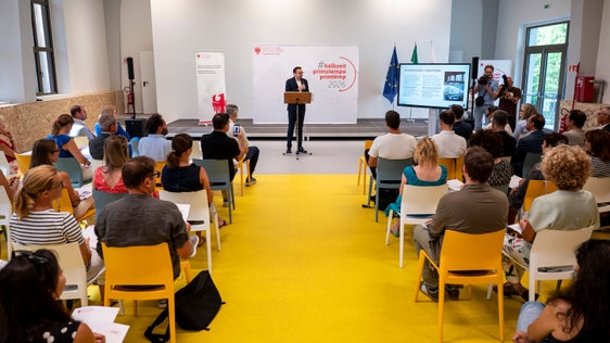 Sostenere la competitività delle imprese con la "Piattaforma Economia 2030", digitalizzazione e sicurezza, alloggi di servizio per dipendenti e nuove normative per i settori produttivi: sono questi i punti principali che il vicepresidente Galateo ha illustrato parlando dello sviluppo economico in Alto Adige. (Foto: USP/Fabio Brucculeri)