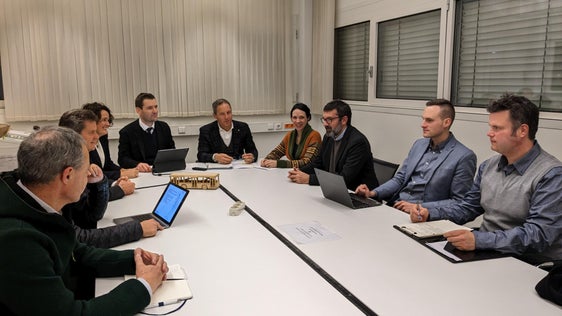 Auf weitere Vorgehensweise für die Planung der Bahn geeinigt: Mobilitätsressort, Techniker und Bürgermeister beim Treffen am gestrigen 16. Jänner in Bozen. (Foto: LPA/Mobilitätsressort)