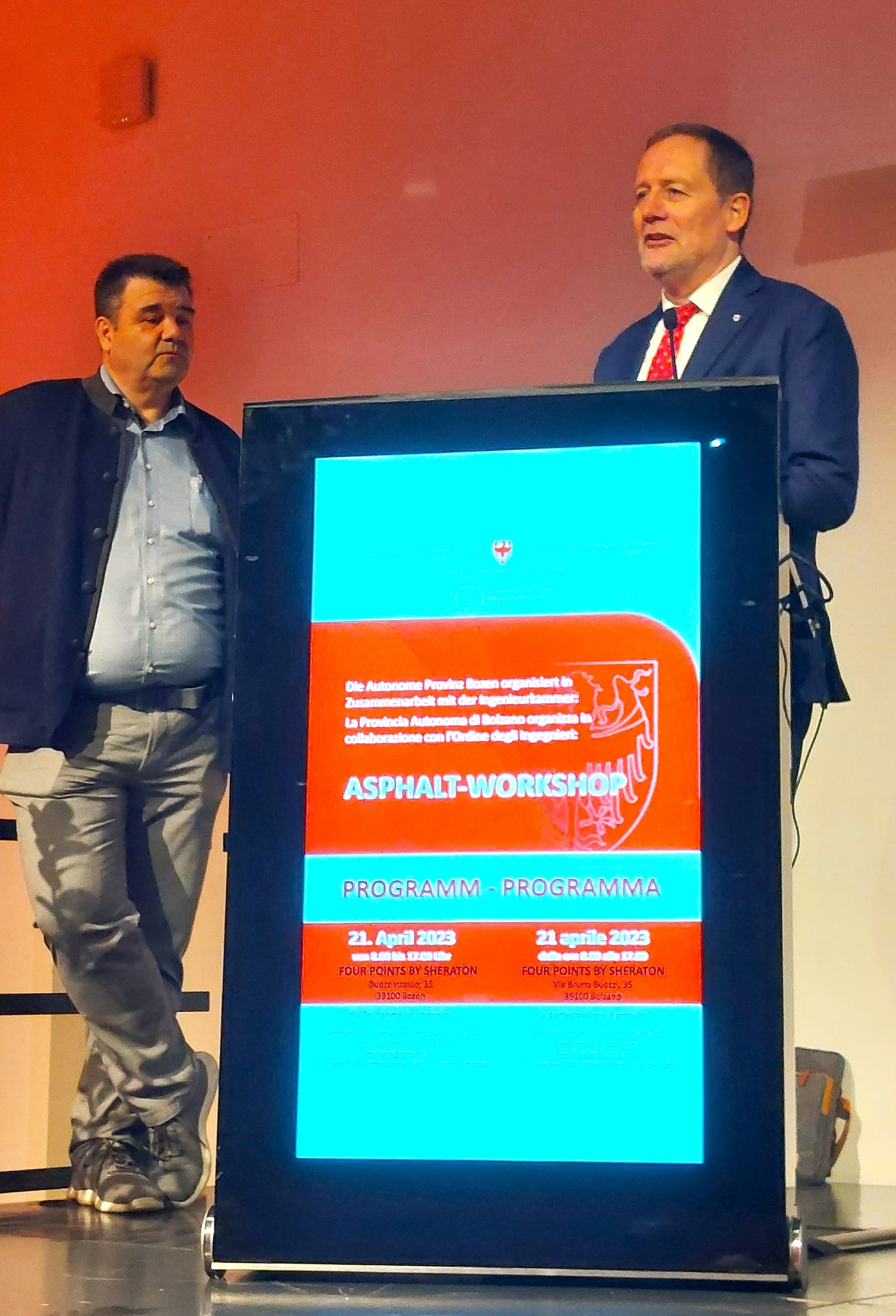 L'assessore provinciale all'Edilizia pubblica Massimo Bessone durante i saluti introduttivi dell'evento formativo che si è tenuto oggi (21 aprile) a Bolzano. Nella foto anche il direttore dell'Ufficio geologia e prova materiali di Cardano Volkmar Mair (Foto: ASP/Igor Cocca)