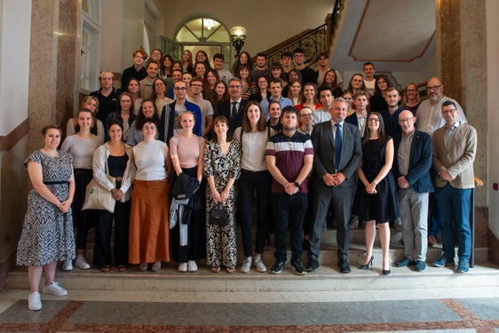 139 junge Erwachsene haben sich 2023 für ein Sommerpraktikum in der Landesverwaltung entschieden. Viele kamen am 1. September zum Treffen (und Gruppenfoto) mit Landeshauptmann Kompatscher (Mitte) und Führungskräften der Verwaltung. (Foto: LPA/Fabio Brucculeri)