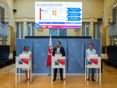 Landesrat Philipp Achammer (Bildmitte) und der für die Abteilung Arbeitsmarktservice zuständige Direktor, Stefan Luther (ganz rechts) sowie die für Arbeitsvermittlung zuständige Amtsdirektorin Francesca Malara bei der heutigen Pressekonferenz im Landhaus 1 in Bozen. (Foto: LPA/Fabio Brucculeri)