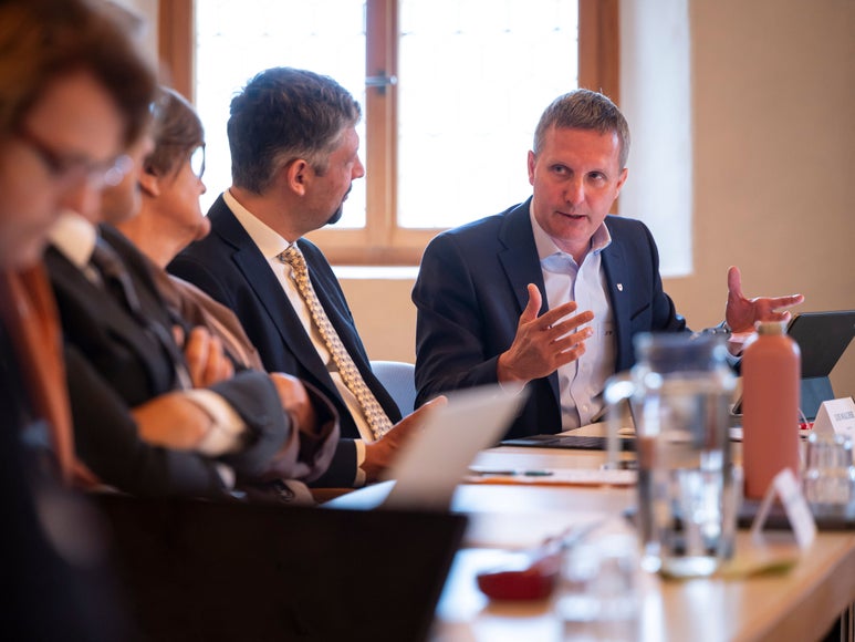 Dopo gli incendi boschivi dello scorso anno, ora si tratta di rafforzare ulteriormente le condizioni per un’efficace prevenzione degli incendi boschivi, in collaborazione con i Comuni e i vigili del fuoco volontari, affinché in caso di emergenza si possa intervenire rapidamente, ha affermato l’assessore provinciale alle Foreste Luis Walcher durante la riunione tenutasi al Castello di Coldrano. (Foto: USP/Fabio Brucculeri)