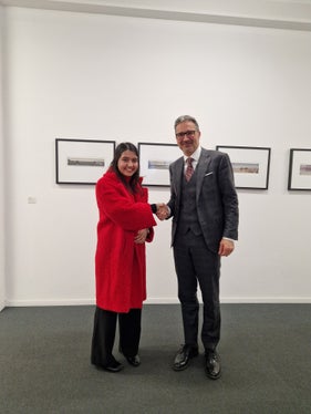 Die neu gewählte Vorsitzende der Südtiroler HochschülerInnenschaft (sh.asus) stellte sich bei Antrittsbesuchen vor. Im Bild die neue Vorsitzende Neha Bhati mit Landeshauptmann Arno Kompatscher. (Foto: LPA/Katharina Trocker)