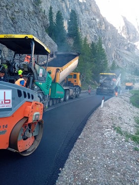 Die Dolomiten-Passtraße auf das Grödner Joch, die zum Teil direkt unterhalb der Sella-Gruppe verläuft (im Bild), wurde auf einem rund fünf Kilometer langen Abschnitt an mehreren Stellen neu asphaltiert. (Foto: LPA/Straßendienst Salten-Schlern)