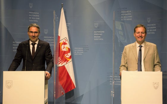 LR Bessone in der heutigen (10. Mai) Pressekonferenz nach Sitzung der Landesregierung: Unter anderem stellten sie die Beschlüsse zur Abtretung zweier Kasernenareale an die Gemeinde Brixen vor. (Foto: LPA/Igor Cocca) 