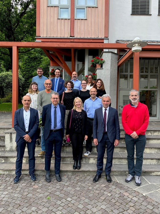 L'assessore provinciale Arnold Schuler (nella foto in prima fila, secondo da destra) ha incontrato i membri del Comitato di sorveglianza dei programmi dei Fondi strutturali dell'UE per fare il punto della situazione sui fondi destinati all'agricoltura di montagna. La delegazione ha poi raggiunto la Felsenkeller, a Laimburg, per un momento conviviale. (Foto: Istituto tecnico Laimburg)
