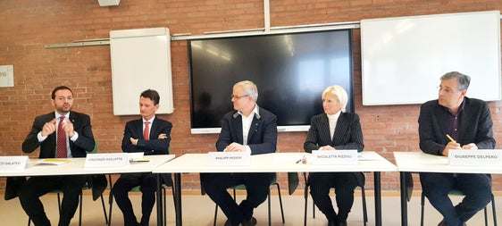 Eine enge Verbindung zwischen Berufsbildung und Arbeitswelt, darauf zielt die Verinbarung zwischen Landesberufsschule Einaudi und dem Handels- und Dienstleistungsverband Südtirol, die nun unterzeichnet wurde. Auf dem Foto (von links): der Landesrat Marco Galateo, Bildungsdirektor Vincenzo Gullotta, HDS-Präsident Philipp Moser, die Schuldirektorin Nicoletta Rizzoli und der Direktor der Berufsbildung, Giuseppe Delpero. (Foto: LPA)