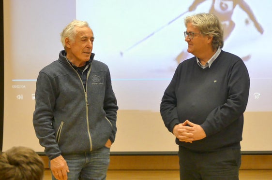 Skilegende Gustav Thöni und CONI-Präsident Alex Tabarelli sprachen vor Schülerinnen und Schülern über den Olympischen Spirit. (Foto: LPA/Hannes Kröss)