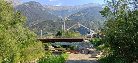 Die Aufnahme vom Juni zeigt die Bauarbeiten an der neuen Plimabrücke in Latsch rund einen Monat vor deren Fertigstellung. Die Einweihung findet am 24. Juli um 14.30 Uhr statt. (Foto: LPA/Ressort Infrastrukturen und Mobilität)